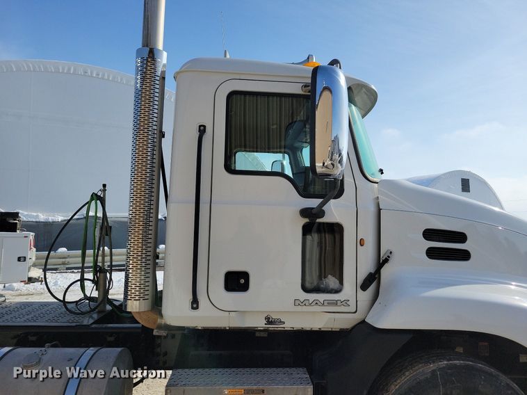 image for item IQ9696 2011 Mack Pinnacle CXU613  semi truck