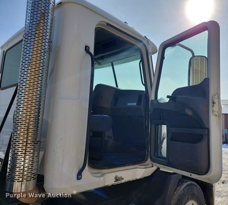 image for item IQ9696 2011 Mack Pinnacle CXU613  semi truck