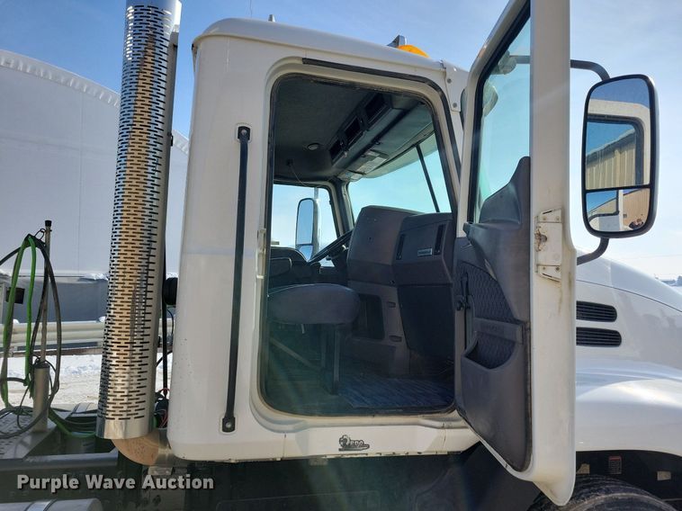 image for item IQ9696 2011 Mack Pinnacle CXU613  semi truck