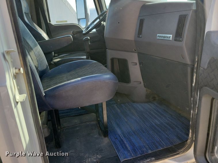image for item IQ9696 2011 Mack Pinnacle CXU613  semi truck