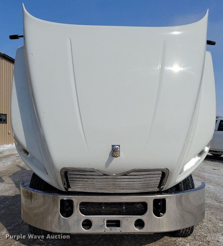 image for item IQ9696 2011 Mack Pinnacle CXU613  semi truck