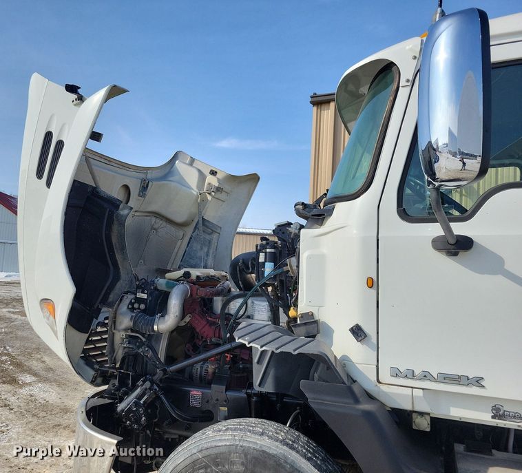 image for item IQ9696 2011 Mack Pinnacle CXU613  semi truck