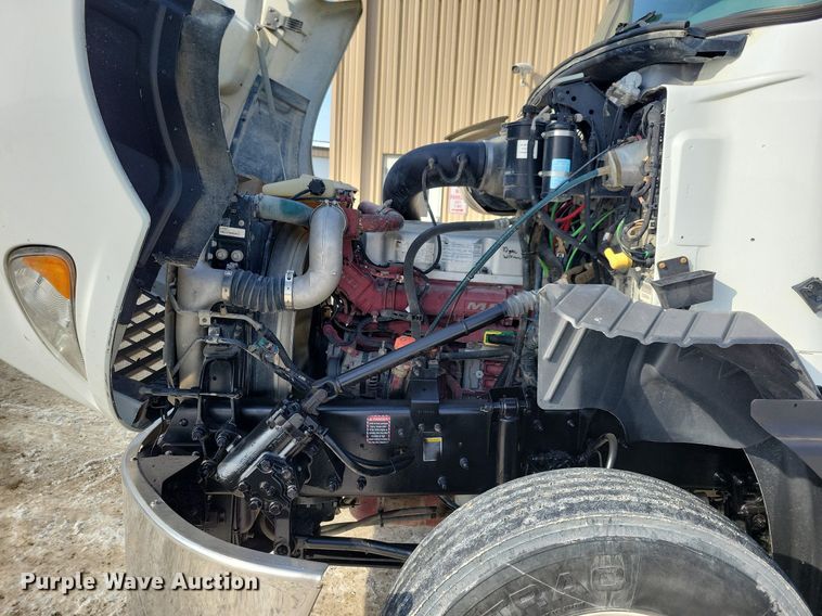 image for item IQ9696 2011 Mack Pinnacle CXU613  semi truck