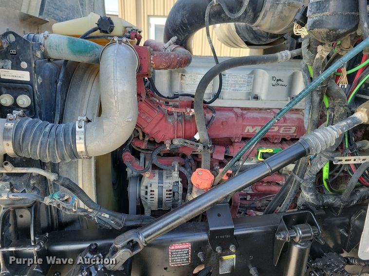 image for item IQ9696 2011 Mack Pinnacle CXU613  semi truck