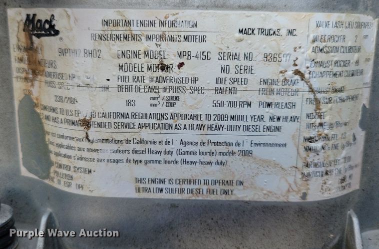 image for item IQ9696 2011 Mack Pinnacle CXU613  semi truck