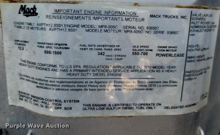 image for item IQ9696 2011 Mack Pinnacle CXU613  semi truck