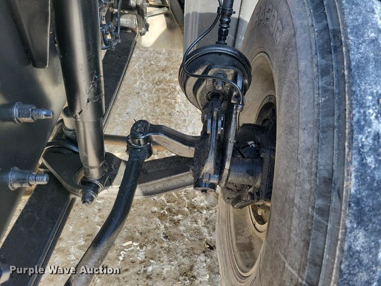 image for item IQ9696 2011 Mack Pinnacle CXU613  semi truck