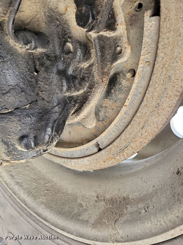 image for item IQ9696 2011 Mack Pinnacle CXU613  semi truck