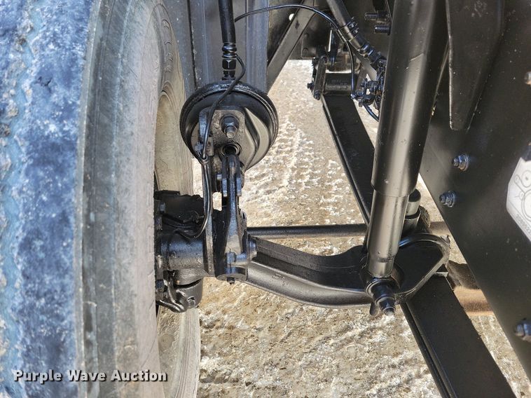 image for item IQ9696 2011 Mack Pinnacle CXU613  semi truck