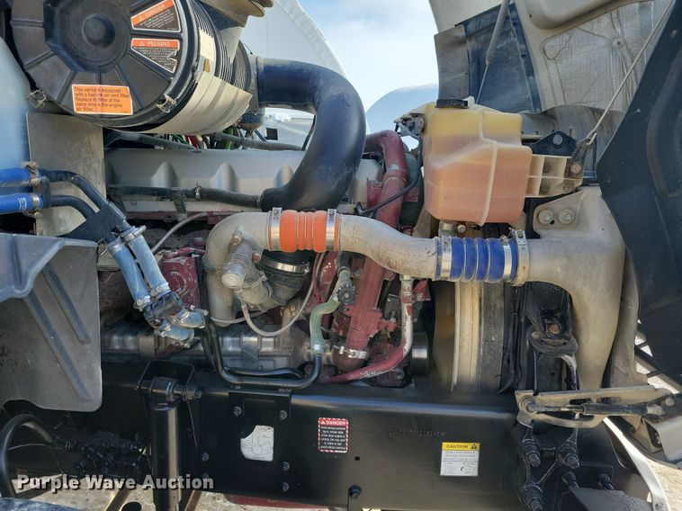 image for item IQ9696 2011 Mack Pinnacle CXU613  semi truck