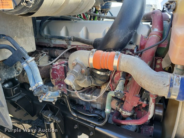 image for item IQ9696 2011 Mack Pinnacle CXU613  semi truck