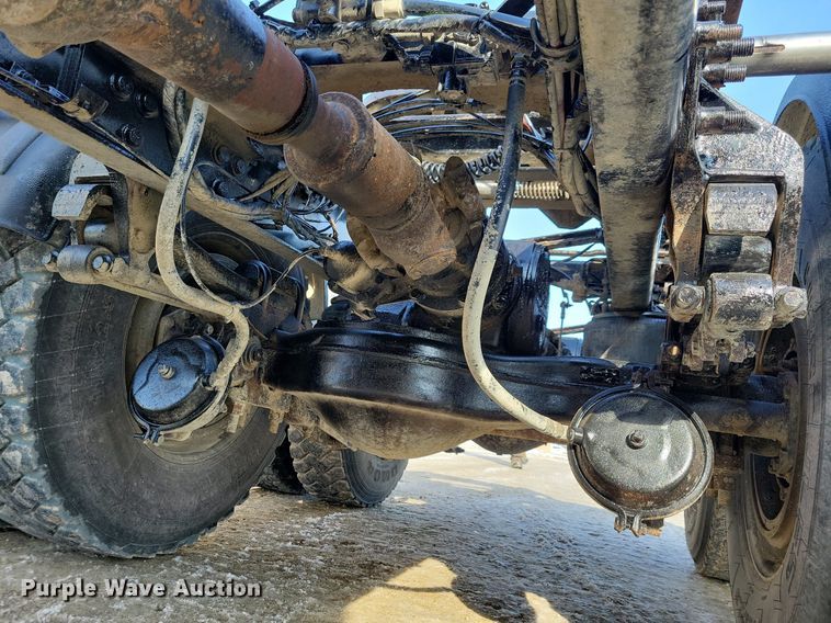 image for item IQ9696 2011 Mack Pinnacle CXU613  semi truck