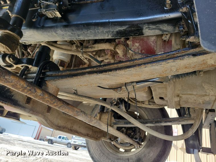 image for item IQ9696 2011 Mack Pinnacle CXU613  semi truck