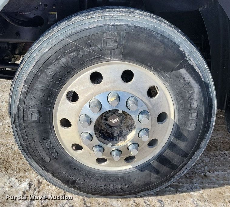 image for item IQ9696 2011 Mack Pinnacle CXU613  semi truck