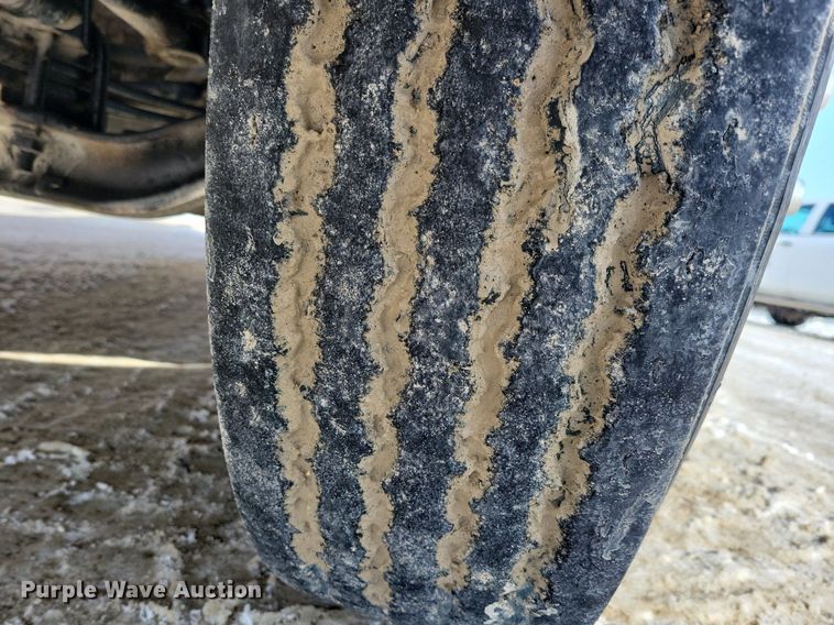 image for item IQ9696 2011 Mack Pinnacle CXU613  semi truck