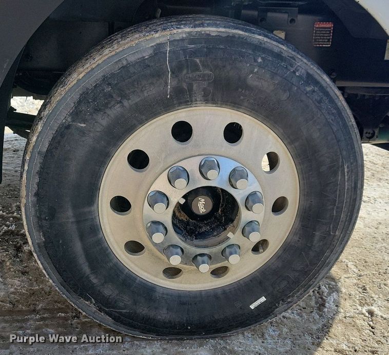 image for item IQ9696 2011 Mack Pinnacle CXU613  semi truck