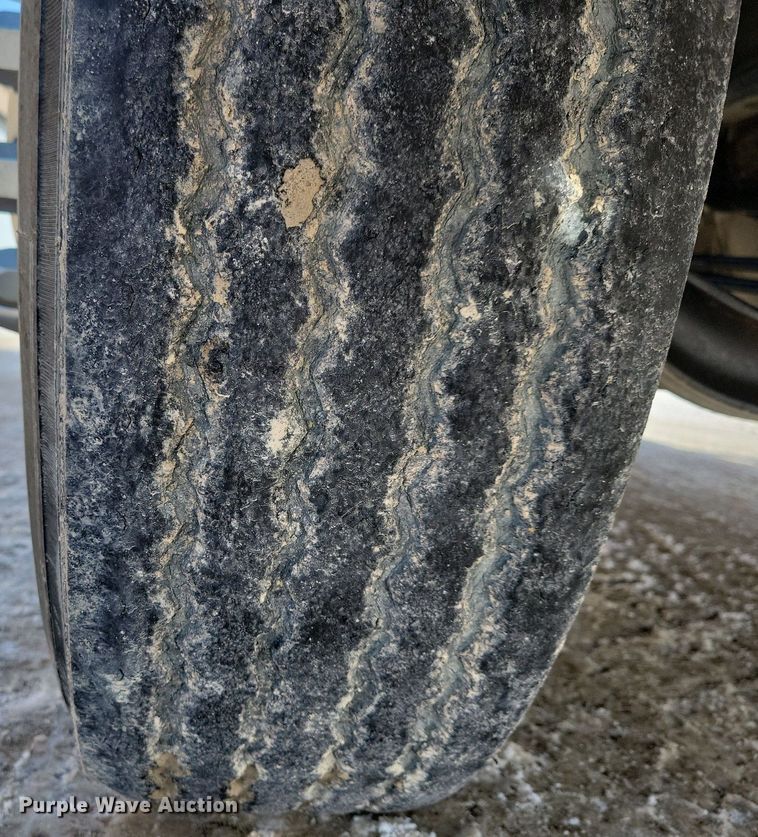 image for item IQ9696 2011 Mack Pinnacle CXU613  semi truck