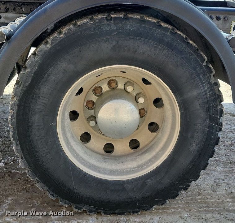 image for item IQ9696 2011 Mack Pinnacle CXU613  semi truck