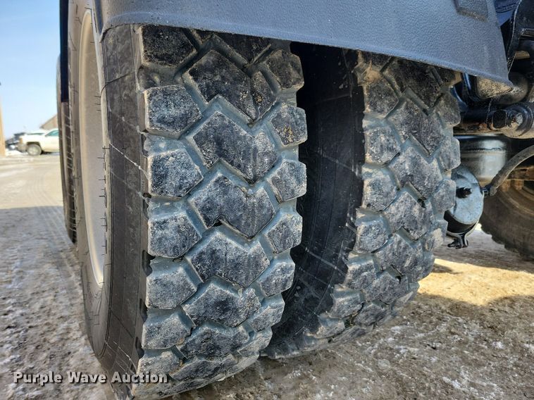 image for item IQ9696 2011 Mack Pinnacle CXU613  semi truck