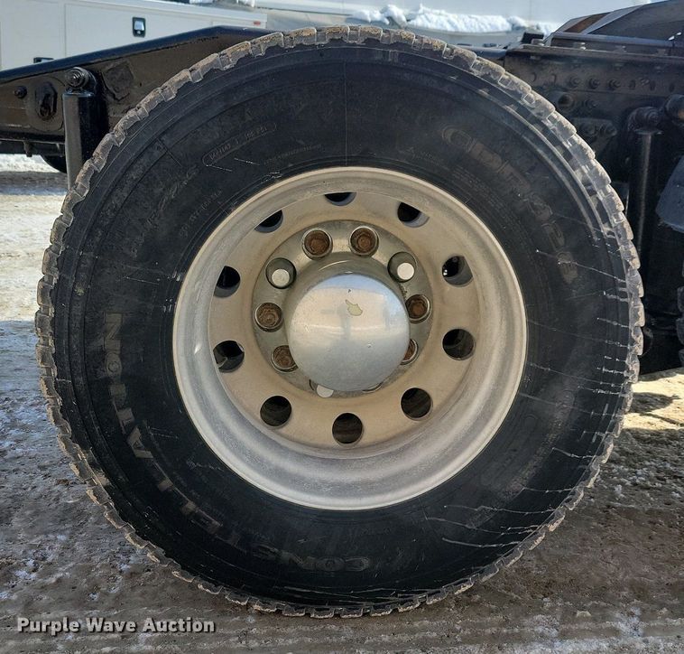 image for item IQ9696 2011 Mack Pinnacle CXU613  semi truck