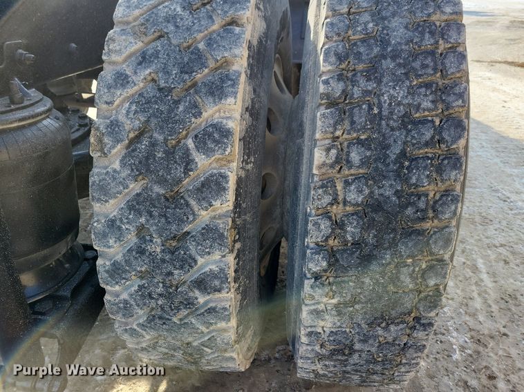 image for item IQ9696 2011 Mack Pinnacle CXU613  semi truck