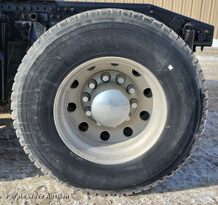 image for item IQ9696 2011 Mack Pinnacle CXU613  semi truck