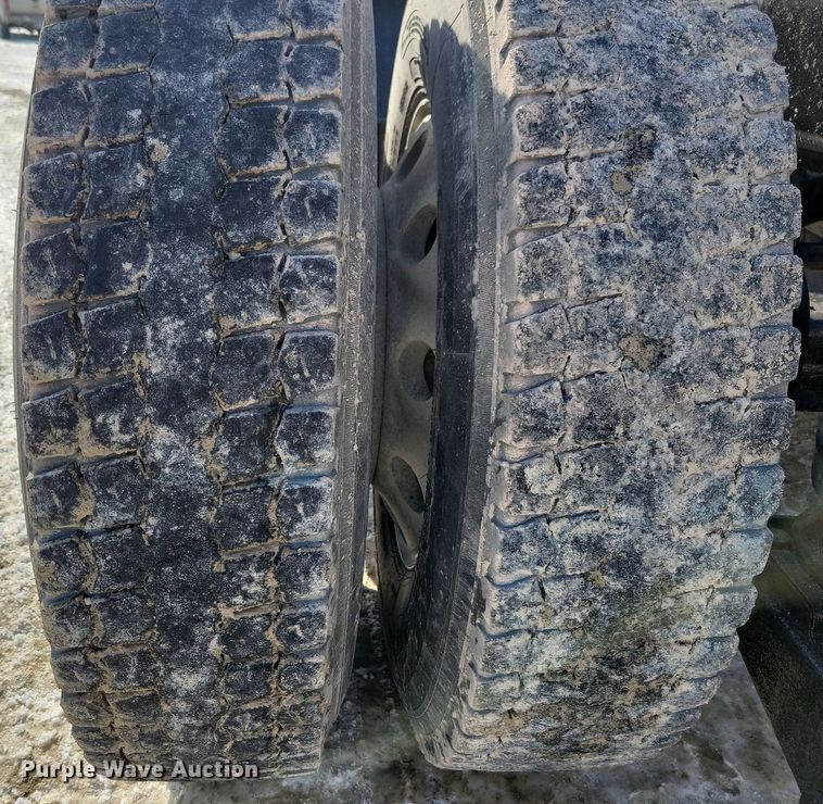 image for item IQ9696 2011 Mack Pinnacle CXU613  semi truck