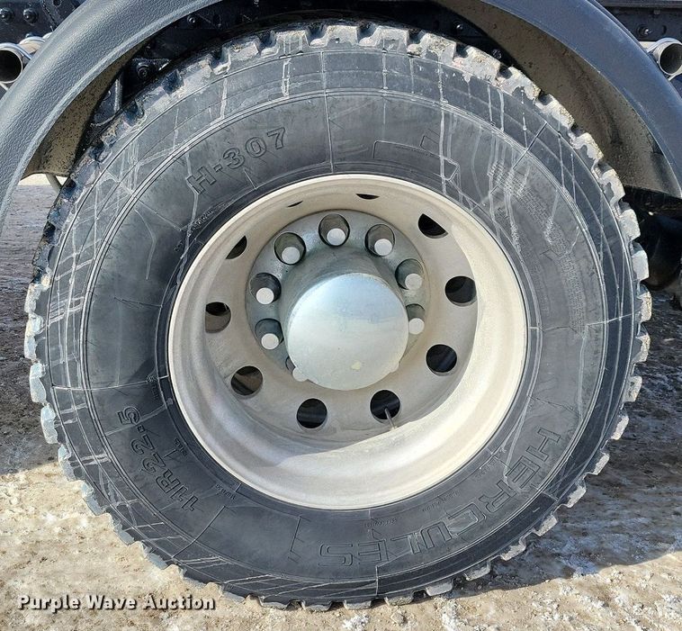 image for item IQ9696 2011 Mack Pinnacle CXU613  semi truck