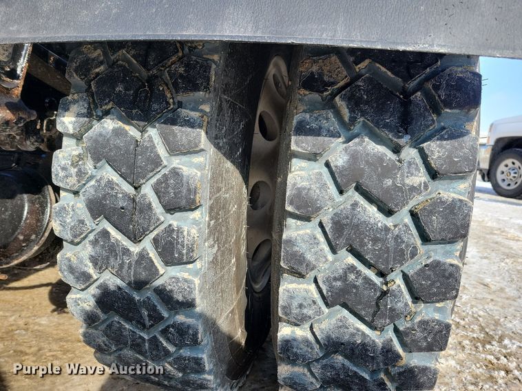 image for item IQ9696 2011 Mack Pinnacle CXU613  semi truck