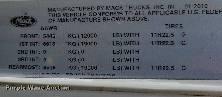 image for item IQ9696 2011 Mack Pinnacle CXU613  semi truck