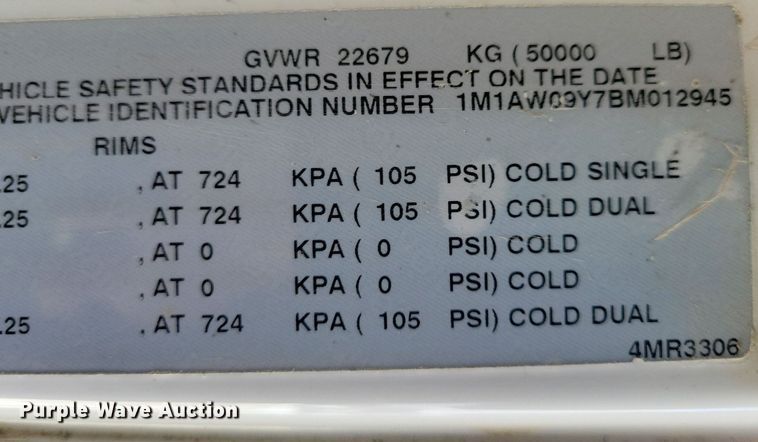image for item IQ9696 2011 Mack Pinnacle CXU613  semi truck