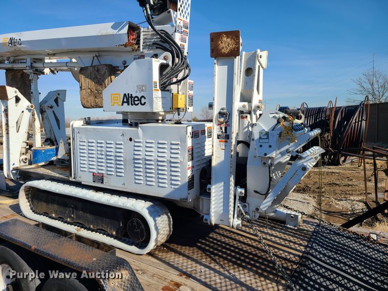 image for item JG9530 2011 Altec DB37  mini digger derrick