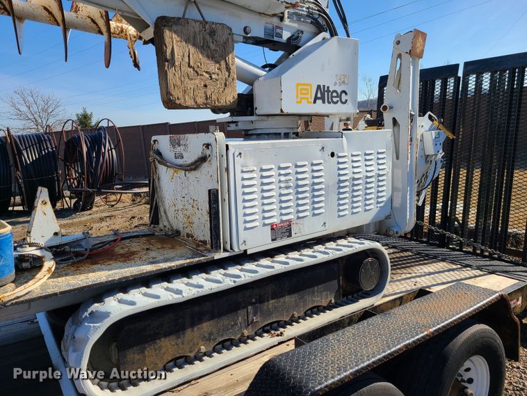 image for item JG9530 2011 Altec DB37  mini digger derrick