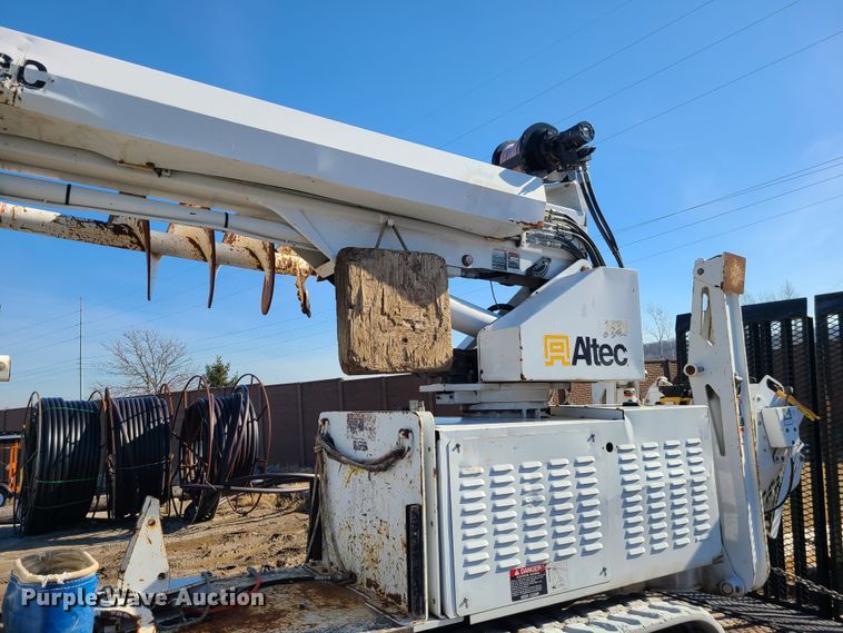 image for item JG9530 2011 Altec DB37  mini digger derrick