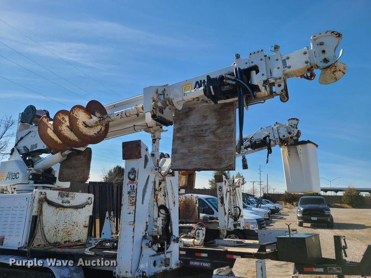 image for item JG9530 2011 Altec DB37  mini digger derrick