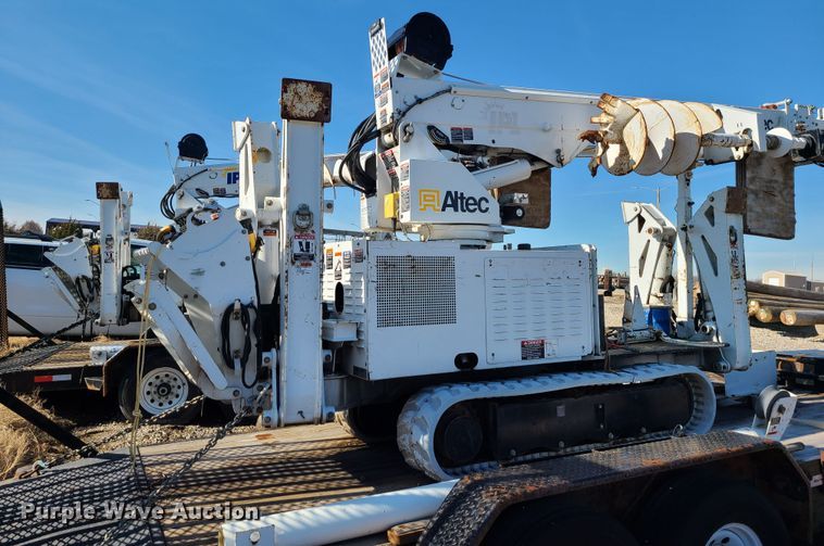 image for item JG9530 2011 Altec DB37  mini digger derrick