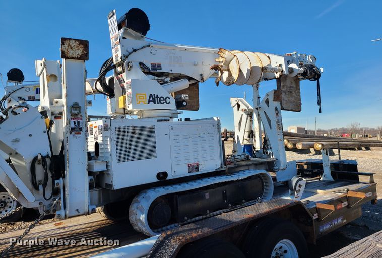 image for item JG9530 2011 Altec DB37  mini digger derrick