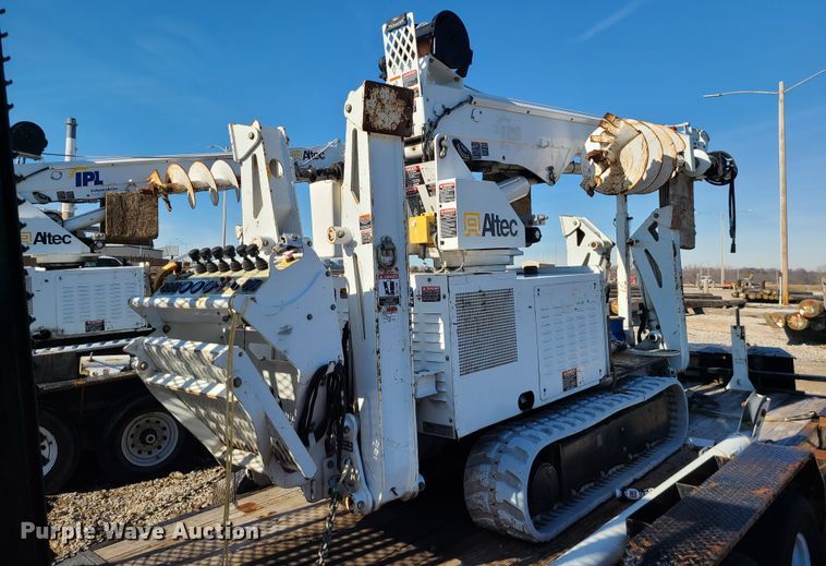 image for item JG9530 2011 Altec DB37  mini digger derrick