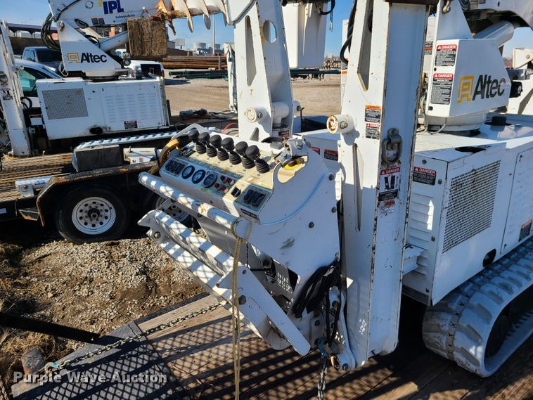 image for item JG9530 2011 Altec DB37  mini digger derrick