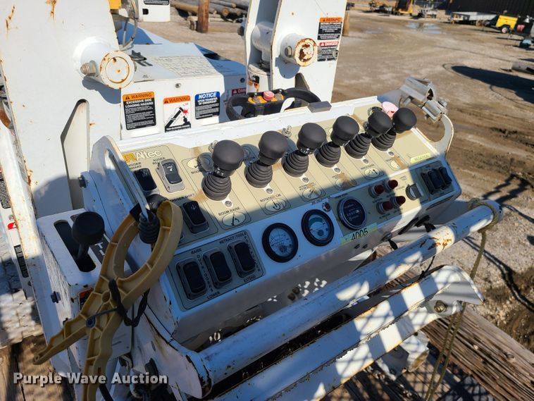 image for item JG9530 2011 Altec DB37  mini digger derrick