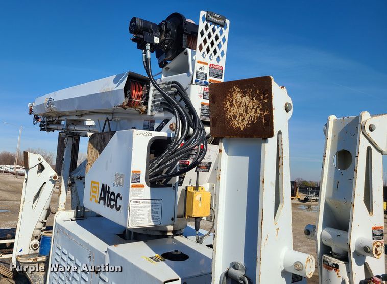 image for item JG9530 2011 Altec DB37  mini digger derrick