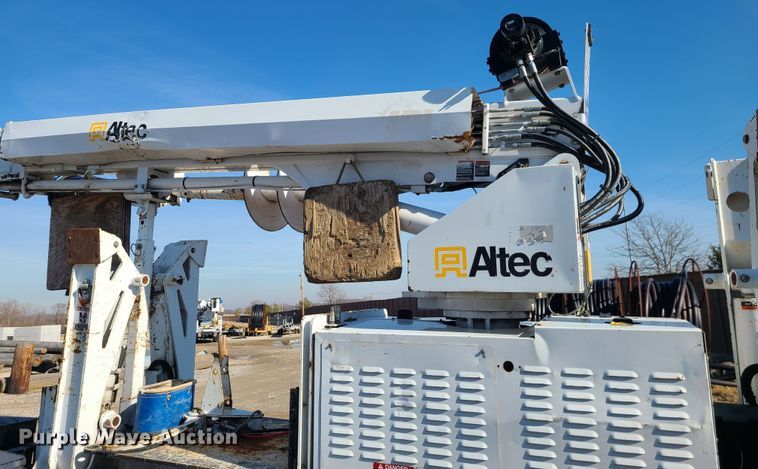 image for item JG9530 2011 Altec DB37  mini digger derrick