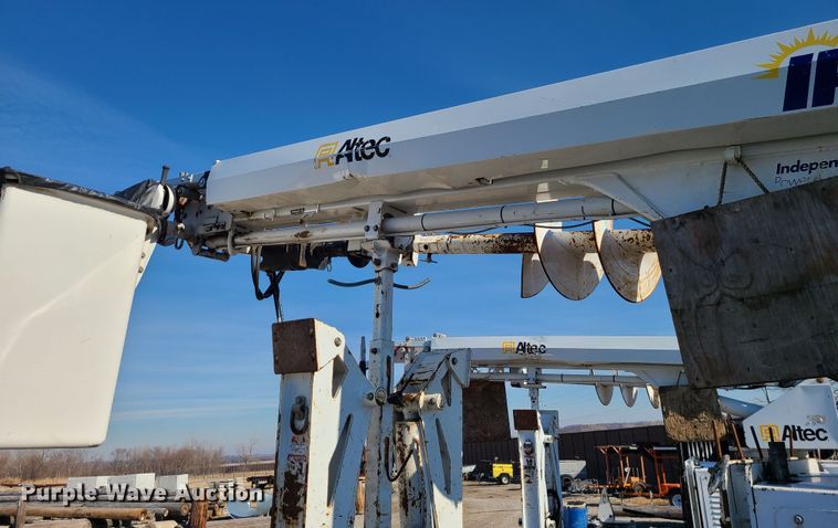 image for item JG9531 2013 Altec DB37  mini digger derrick