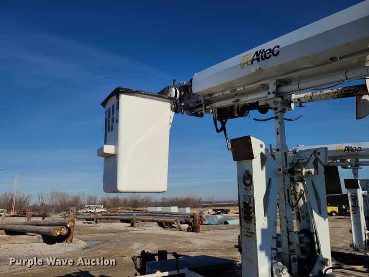 image for item JG9531 2013 Altec DB37  mini digger derrick