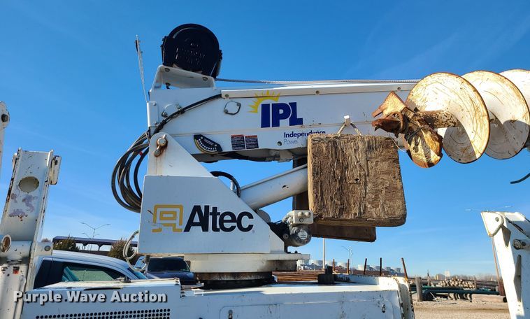 image for item JG9531 2013 Altec DB37  mini digger derrick