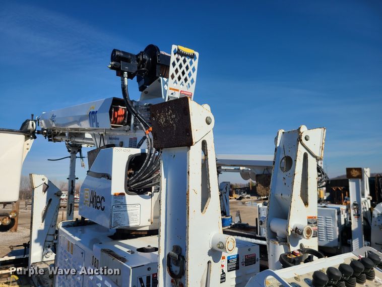 image for item JG9531 2013 Altec DB37  mini digger derrick