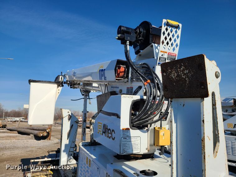 image for item JG9531 2013 Altec DB37  mini digger derrick