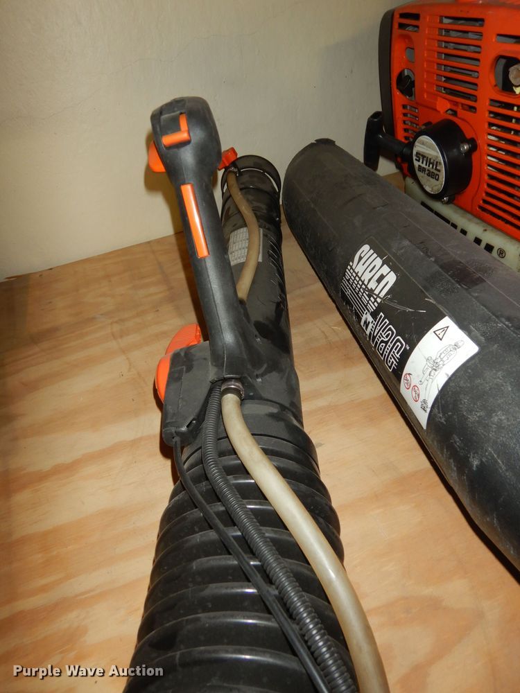 image for item JQ9881 Lawn and garden equipment