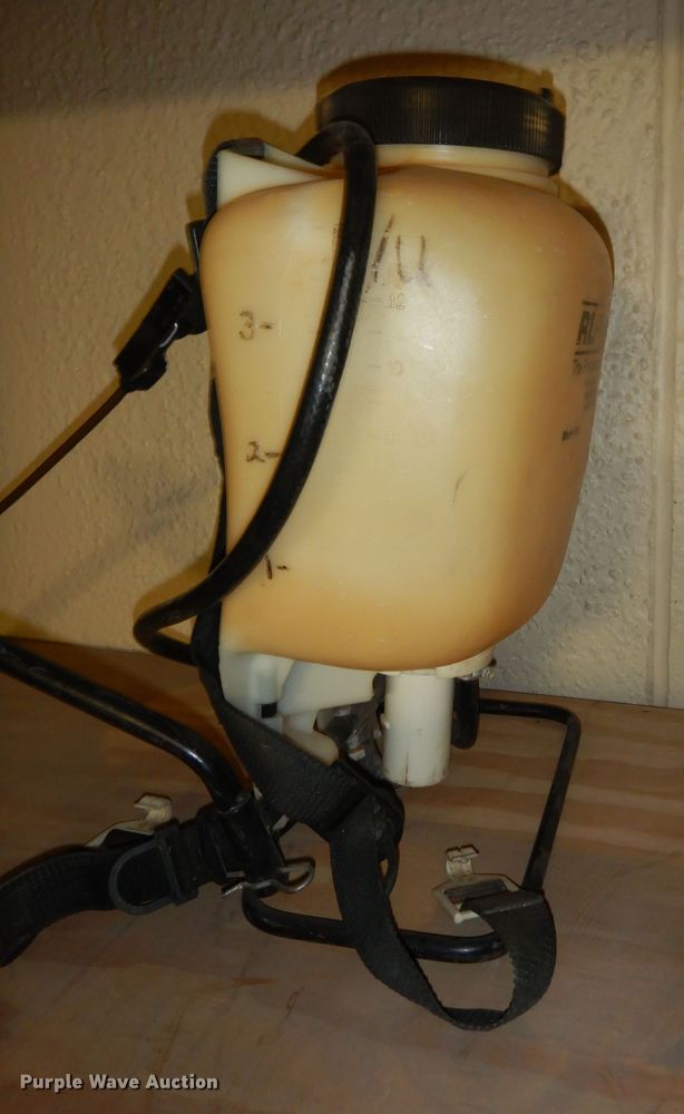 image for item JQ9881 Lawn and garden equipment