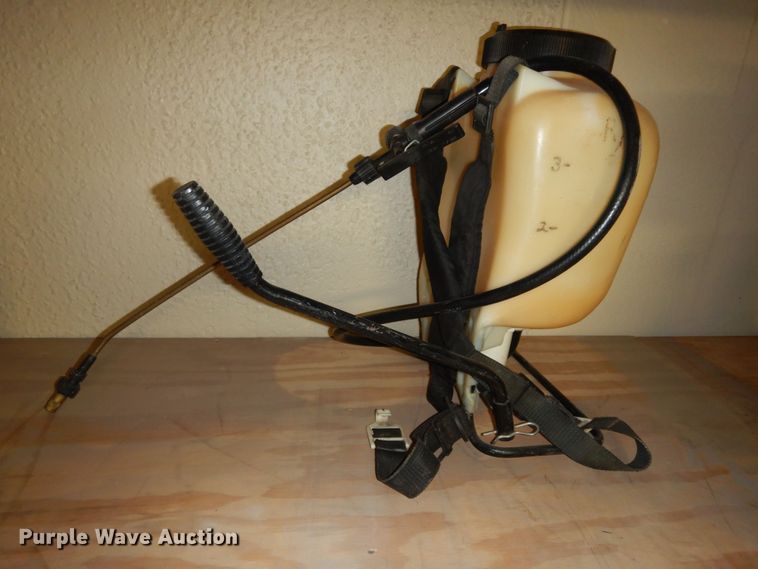 image for item JQ9881 Lawn and garden equipment